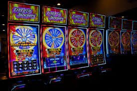 Perangkat live casino dengan dealer profesional di meja bermain